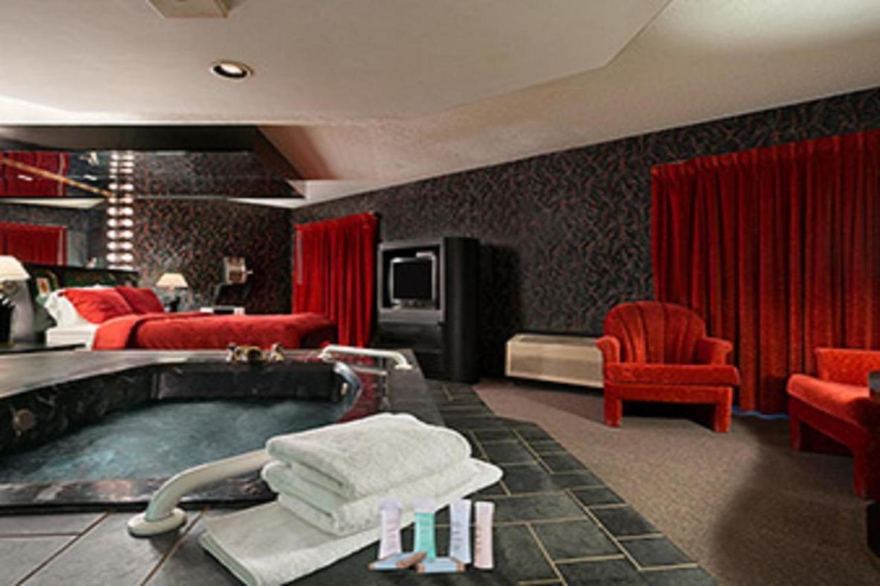 Travelodge Inn & Suites By Wyndham Muscatine Bagian luar foto