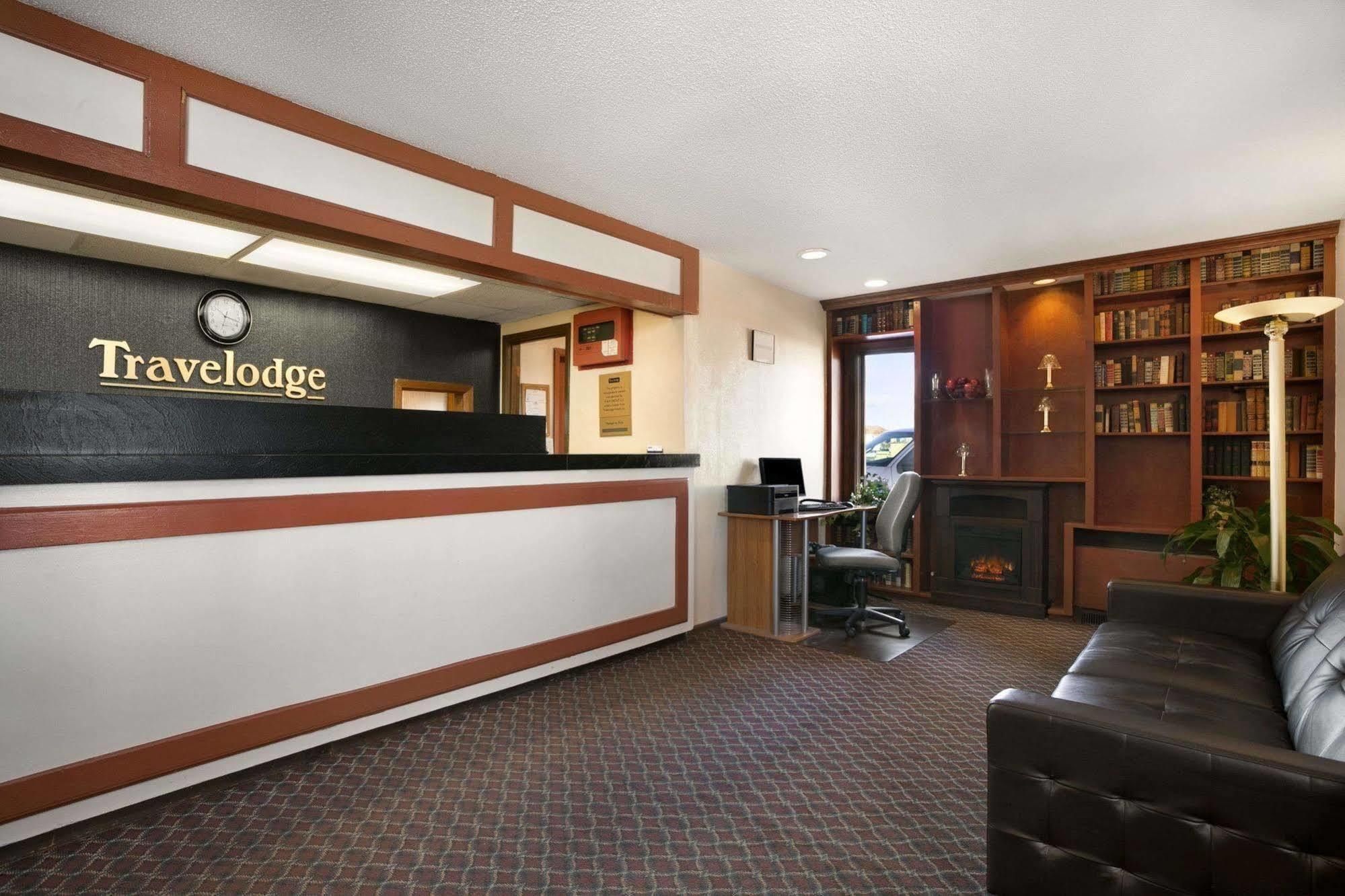Travelodge Inn & Suites By Wyndham Muscatine Bagian luar foto
