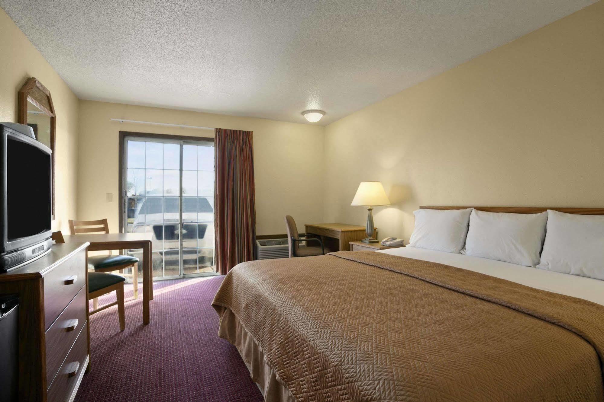 Travelodge Inn & Suites By Wyndham Muscatine Bagian luar foto
