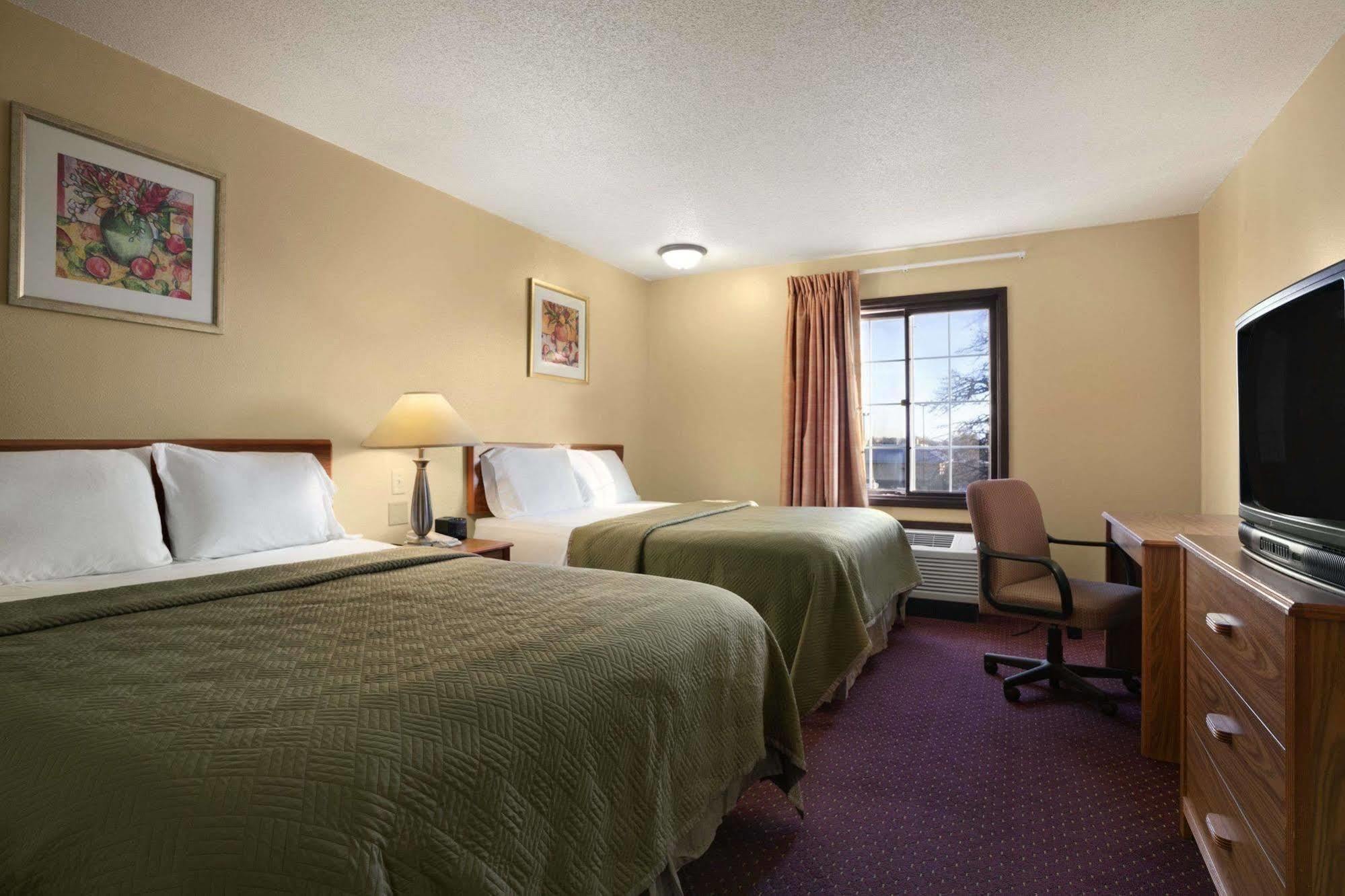 Travelodge Inn & Suites By Wyndham Muscatine Bagian luar foto