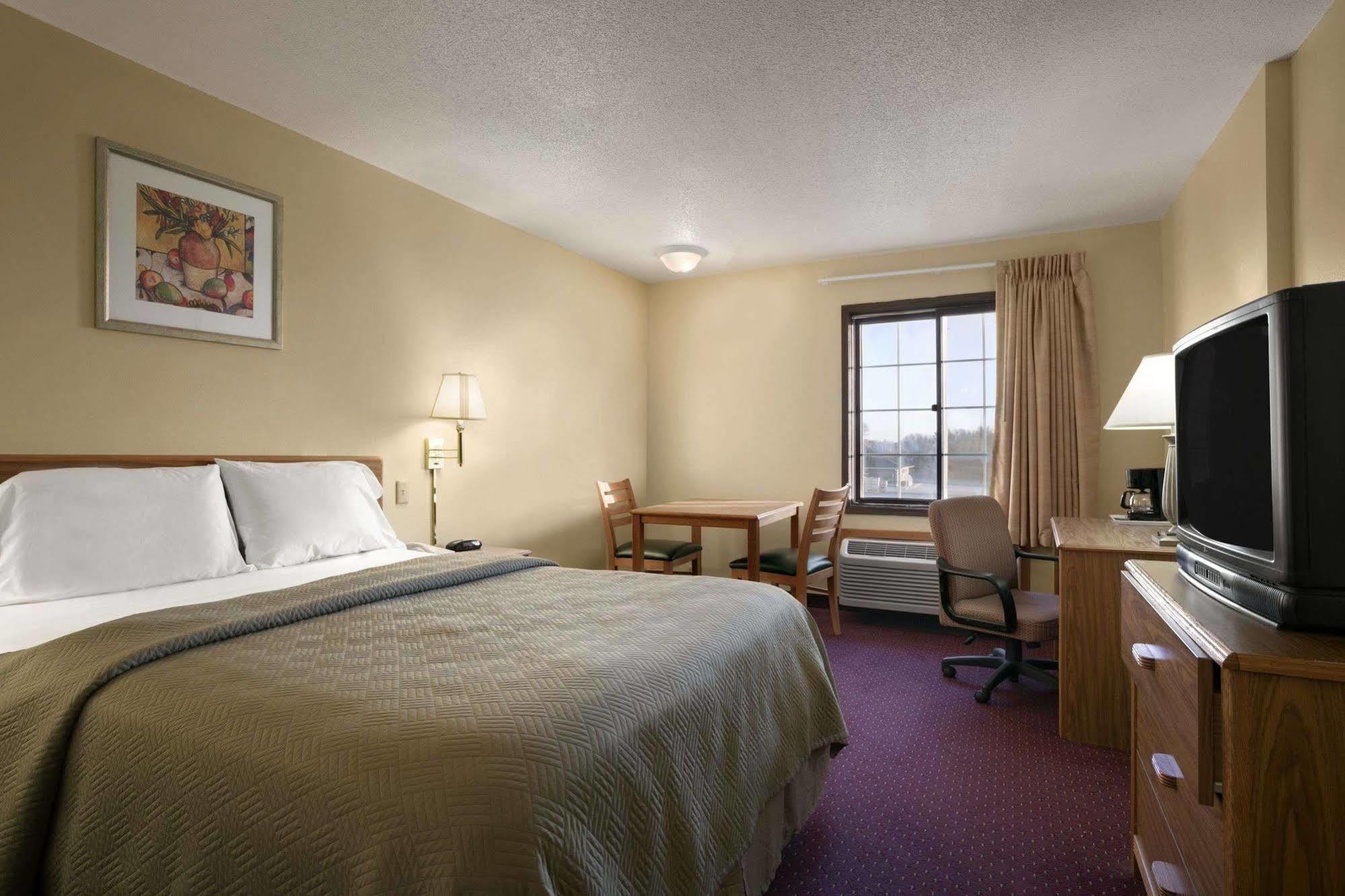 Travelodge Inn & Suites By Wyndham Muscatine Bagian luar foto