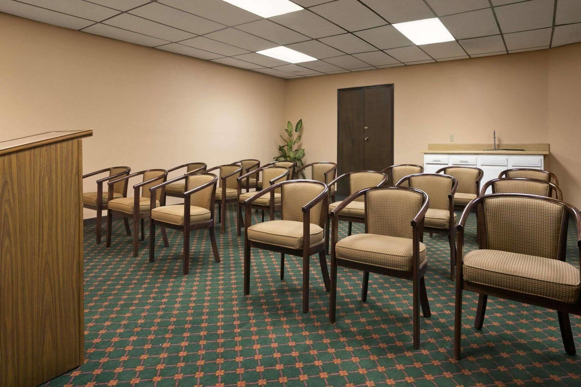 Travelodge Inn & Suites By Wyndham Muscatine Bagian luar foto