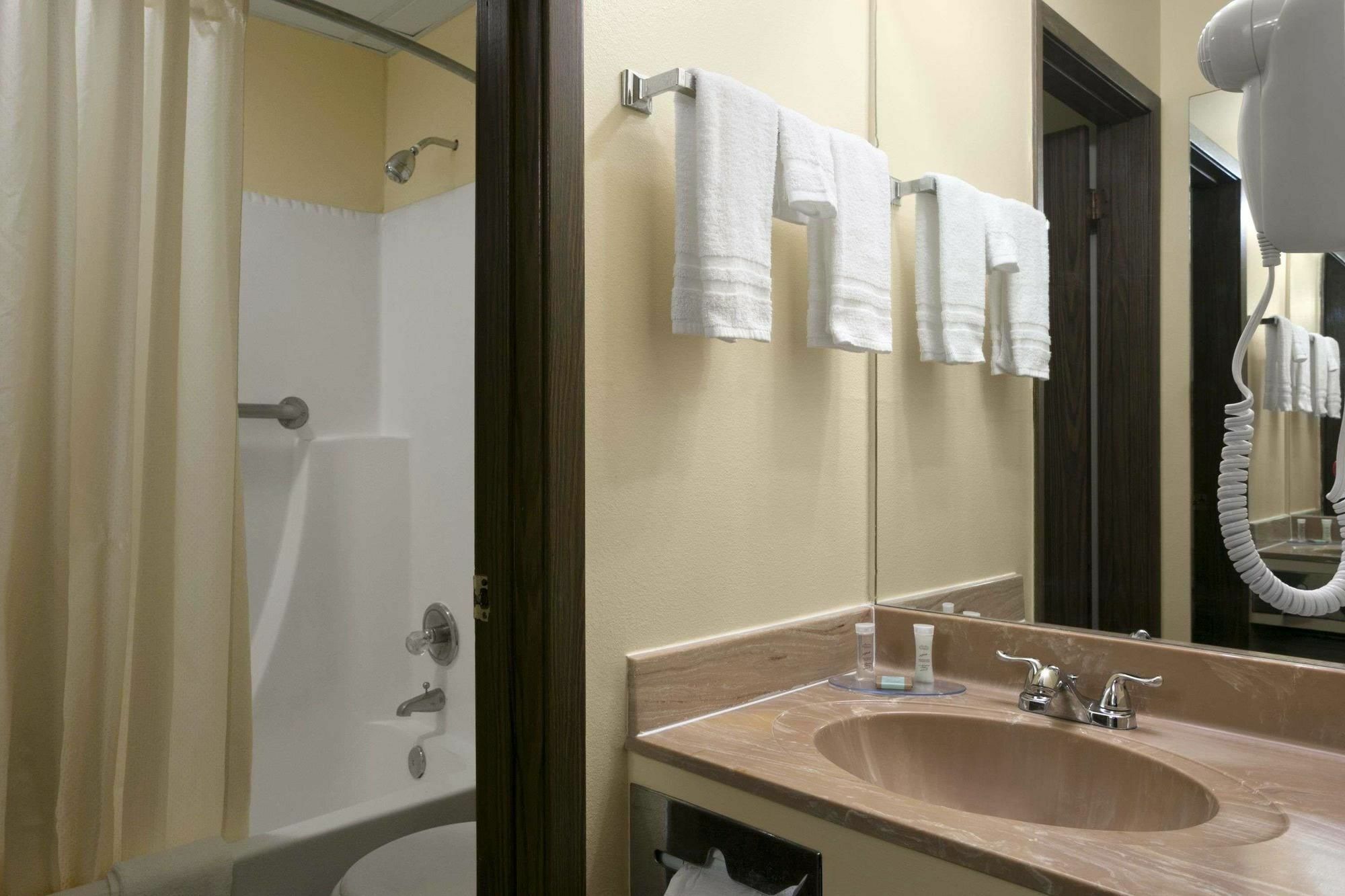 Travelodge Inn & Suites By Wyndham Muscatine Bagian luar foto